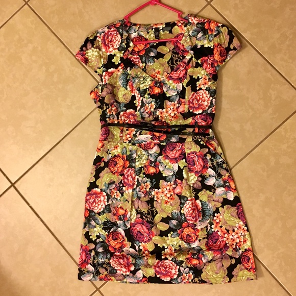 NWOT Floral print dress with pockets and belt - Picture 3 of 10